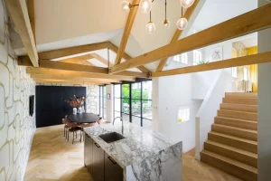 keukeneiland houten spanten visgraatvloer architect Rotterdam