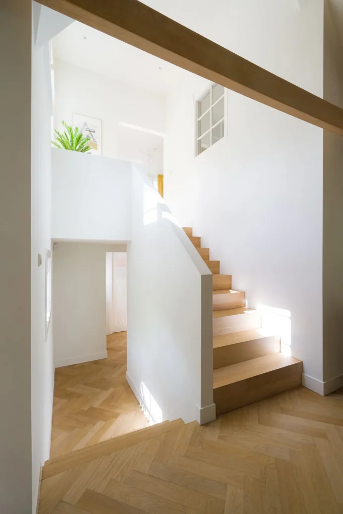 renovatie vrijstaande woning uitbouw moderne hal trap houten spanten visgraatvloer