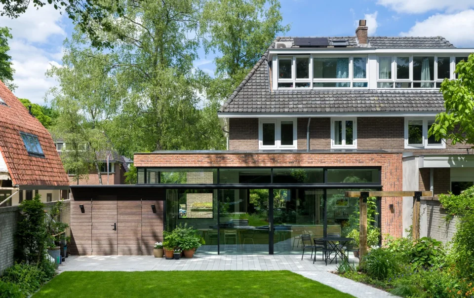 Moderne aanbouw jaren 30 woning totale renovatie. De uitbouw bestaat uit veel glas, schuifpui met baksteen en bamboe gevelbekleding. Driebergen