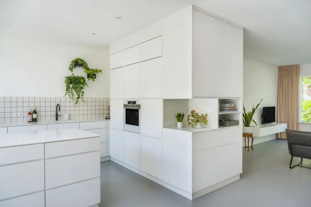 aanbouw huis tussenwoning_lichte witte moderne keuken