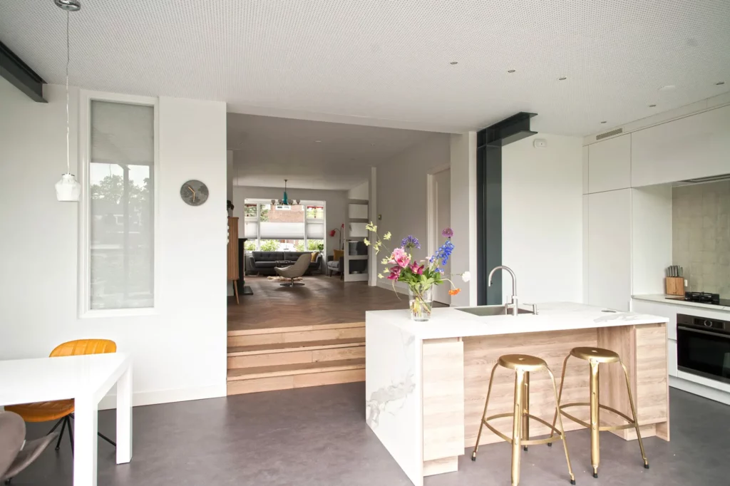 Moderne industriele keuken trap naar woonkamer met zwart staal in het zicht