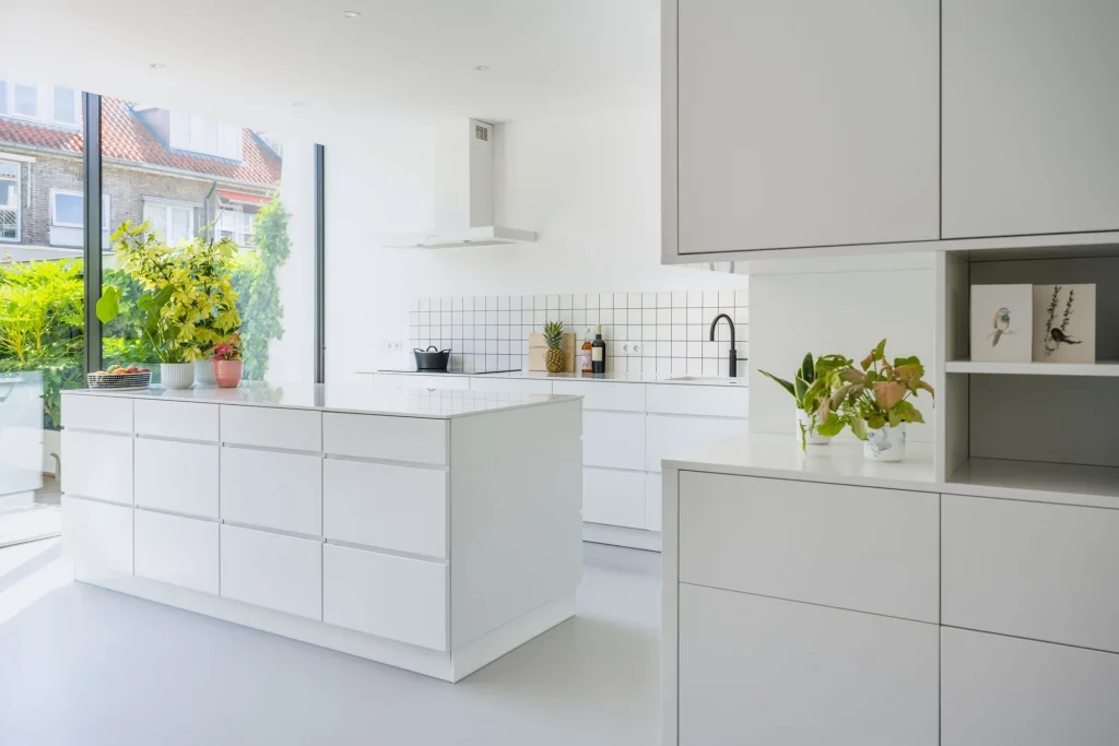 aanbouw huis verbouwing tussenwoning lichte witte moderne keuken