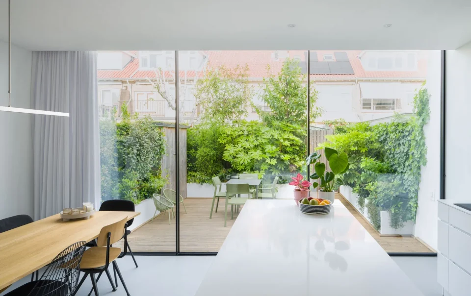 renovatie tussenwoning_lichte witte moderne keuken in uitbreiding jaren 30 woning