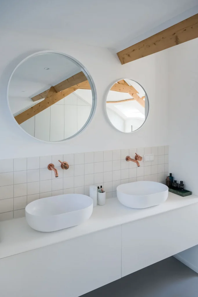 verbouwing tussenwoning_moderne badkamer ronde spiegels