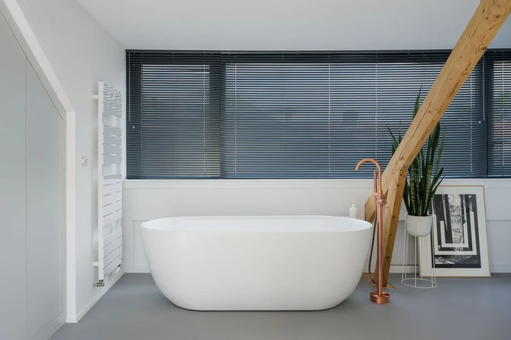 verbouwing tussenwoning moderne badkamer ensuite wit vrijstaand bad zolderverbouwing