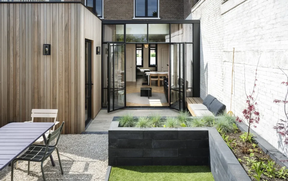herenhuis totaal renovatie met uitbreiding achterkant zwarte aluminium pui met houten gevel, dubbele deuren kozijn Haarlem randstad