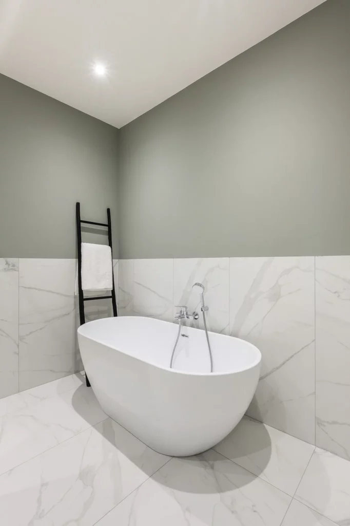 Pakhuis badkamer tegels marmer modern ligbad