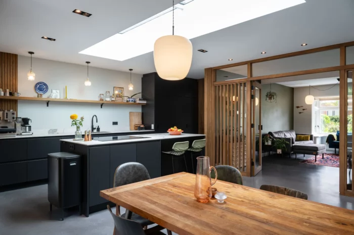 interieurontwerp zwarte keuken met houten betimmering