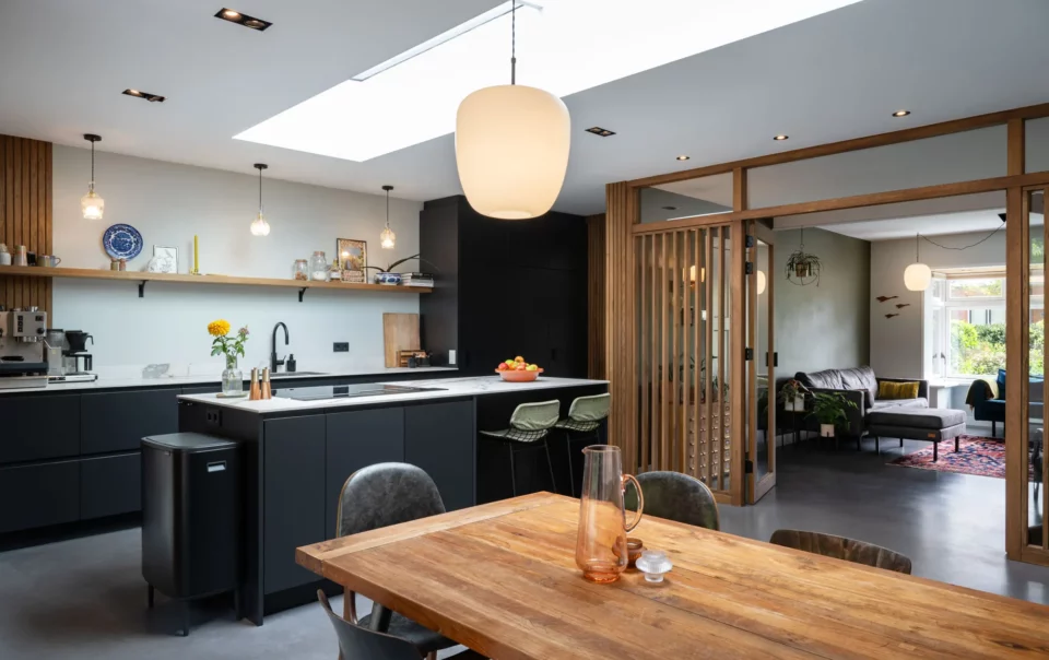 interieurontwerp zwarte keuken met houten betimmering