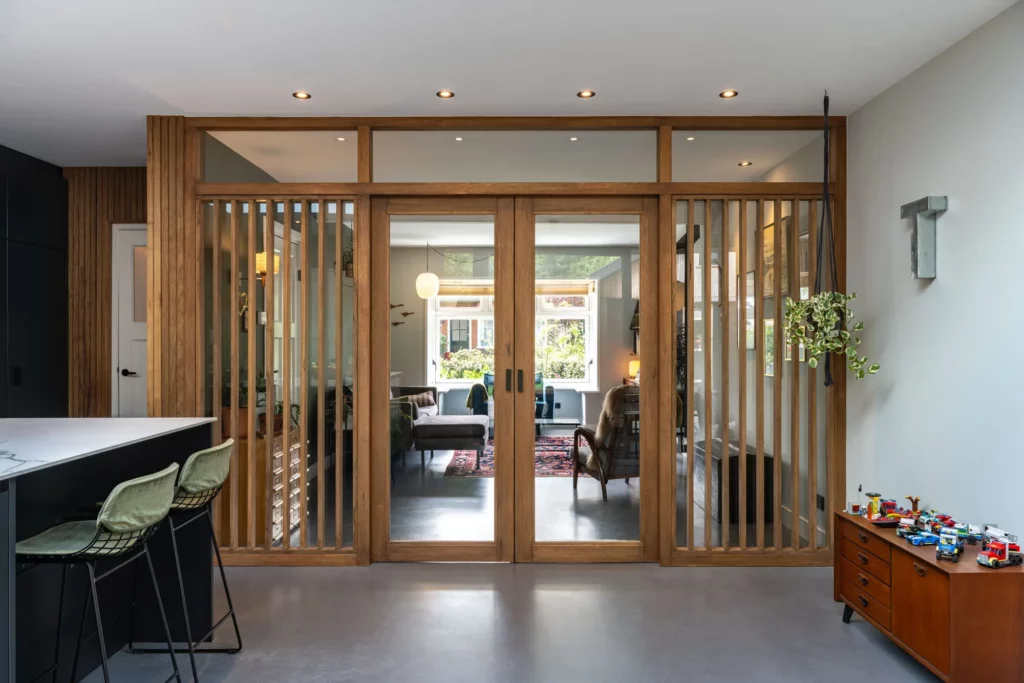 interieurontwerp met moderne en-suite van Frake hout