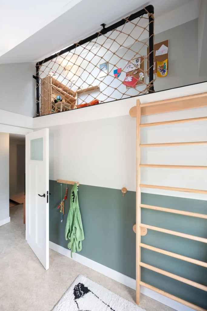 kinderslaapkamer met entresol en vide optimaal ruimtegebruik bij zolder