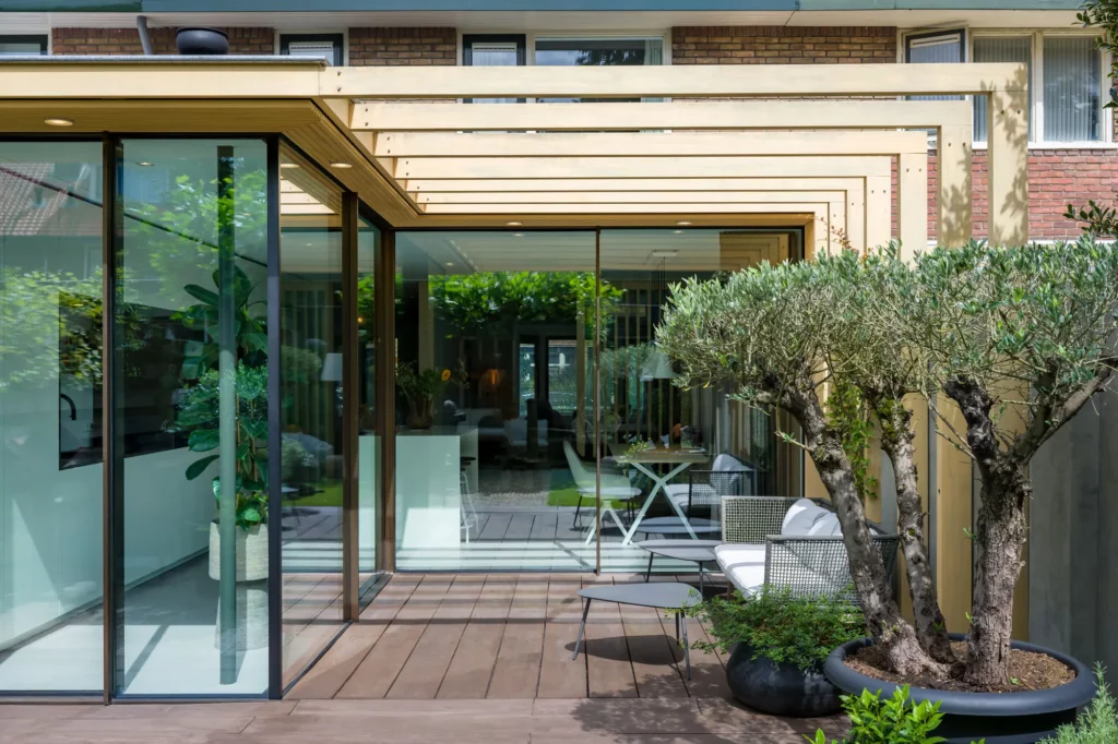 uitbouw woning achterkant licht hout pergola architect Amersfoort