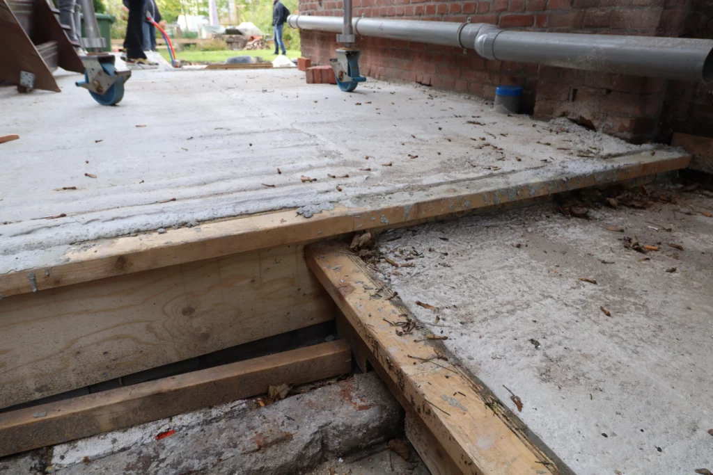 beton gestort zijkant woning