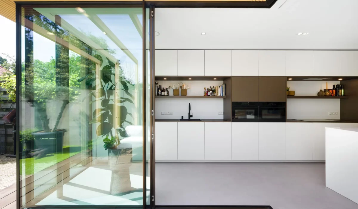 uitbouw woning achterkant open glas hoek witte keuken architect verbouwing amersfoort